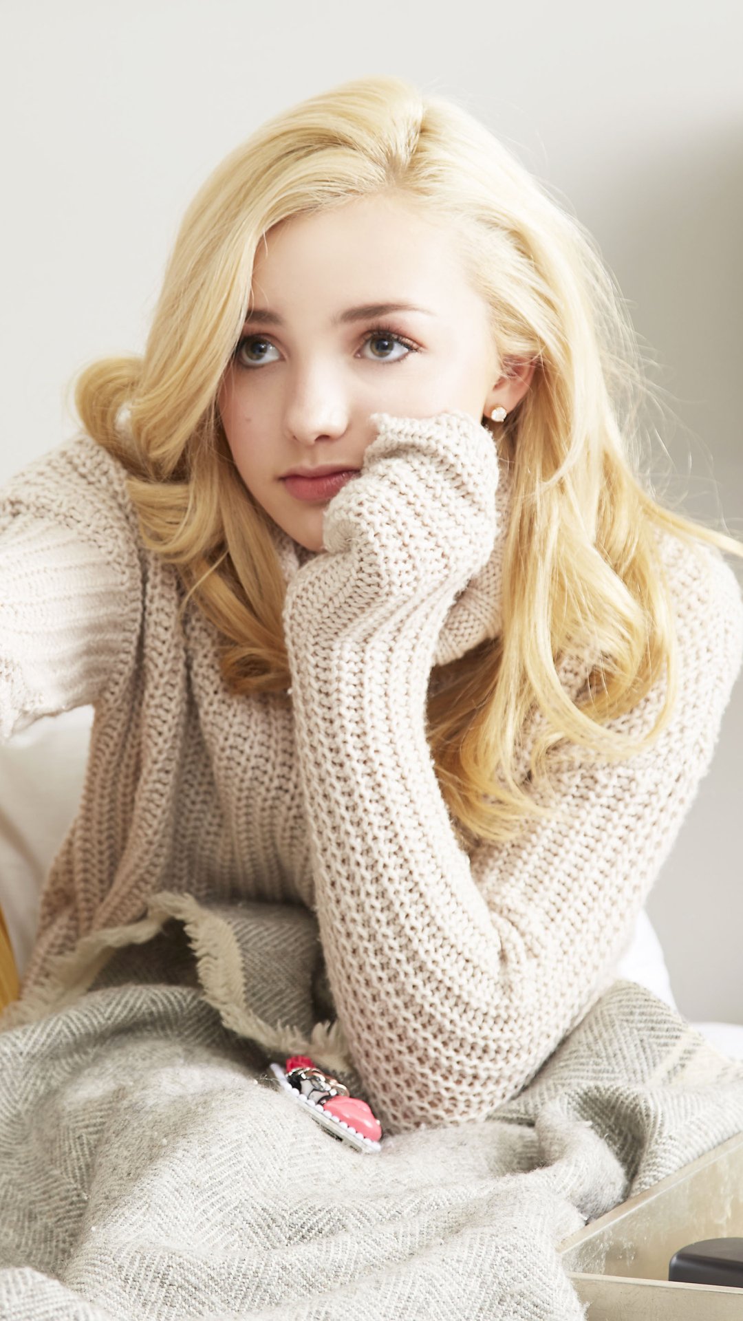 Download Celebrity Peyton List Phone Wallpaper