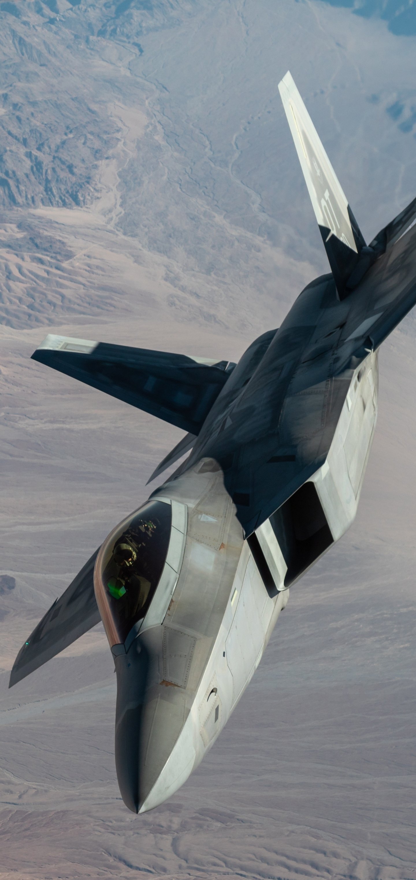 Download Military Lockheed Martin F-22 Raptor Phone Wallpaper