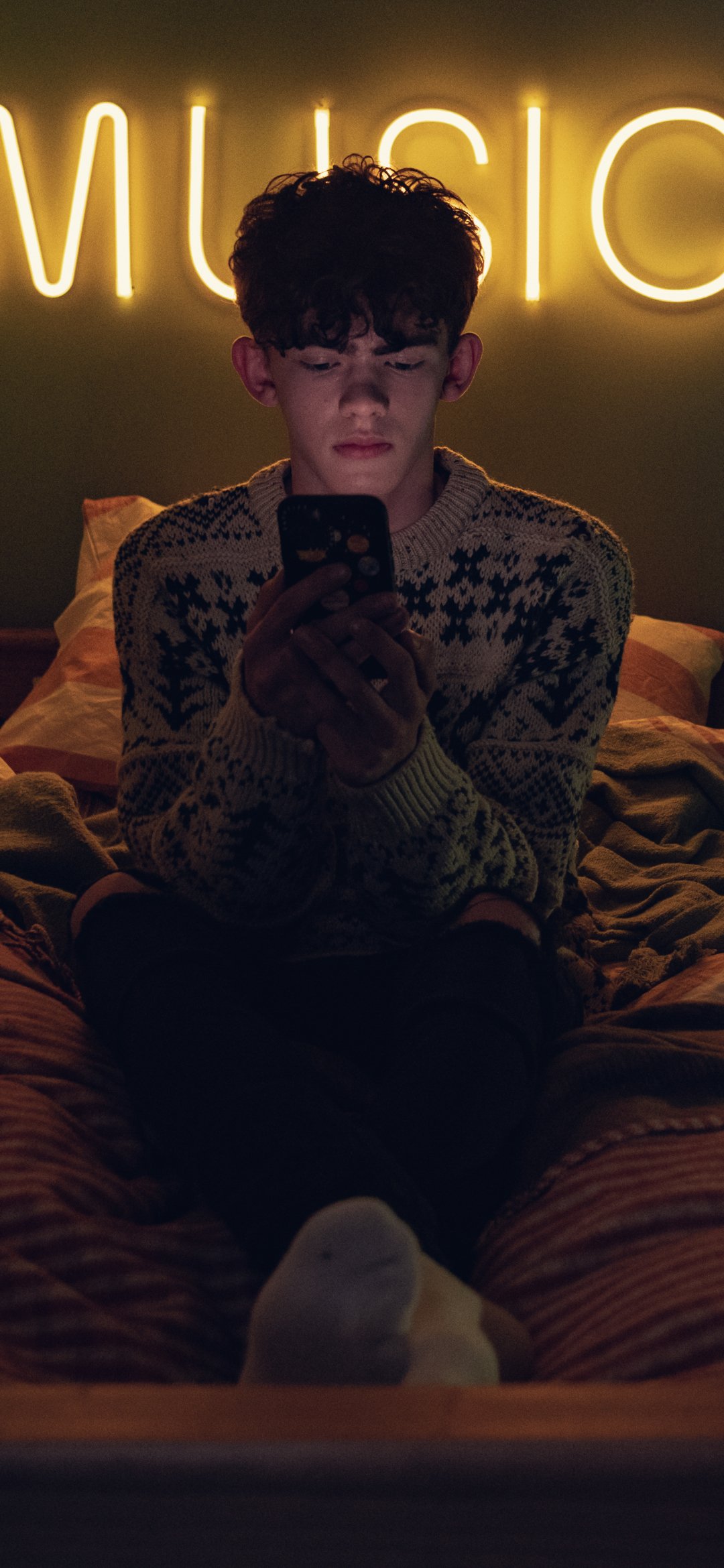 Download TV Show Heartstopper Phone Wallpaper