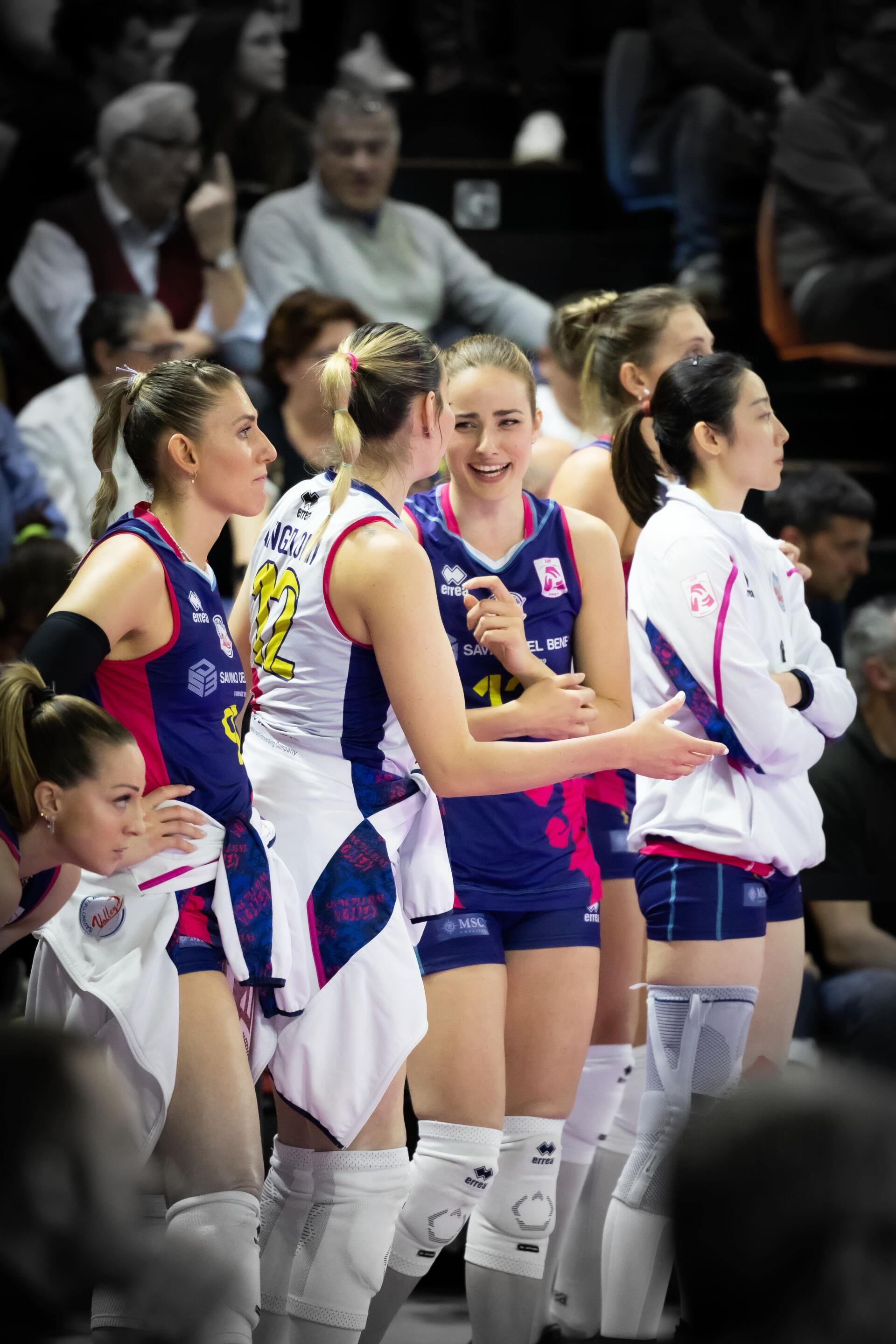 Download Sports Volleyball Phone Wallpaper