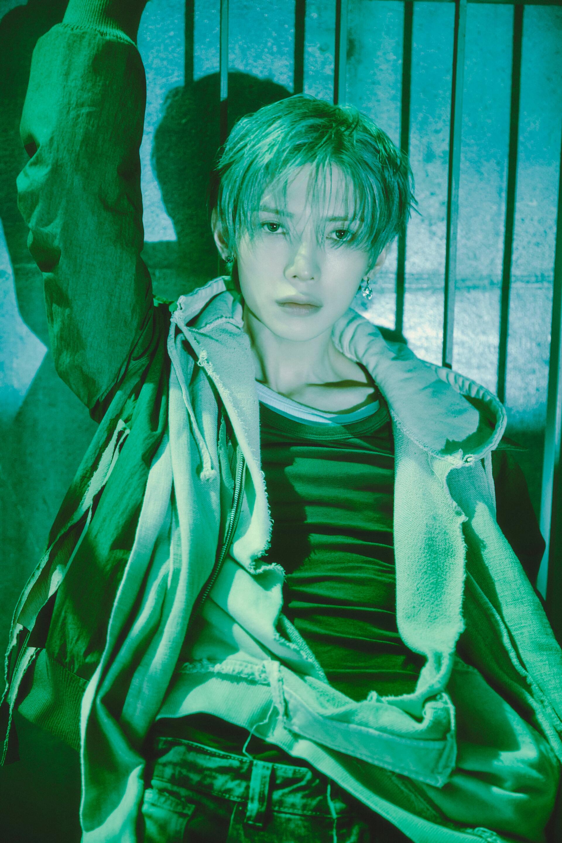 ATEEZ Yeosang portrait in green lighting, Golden Hour phone wallpaper
