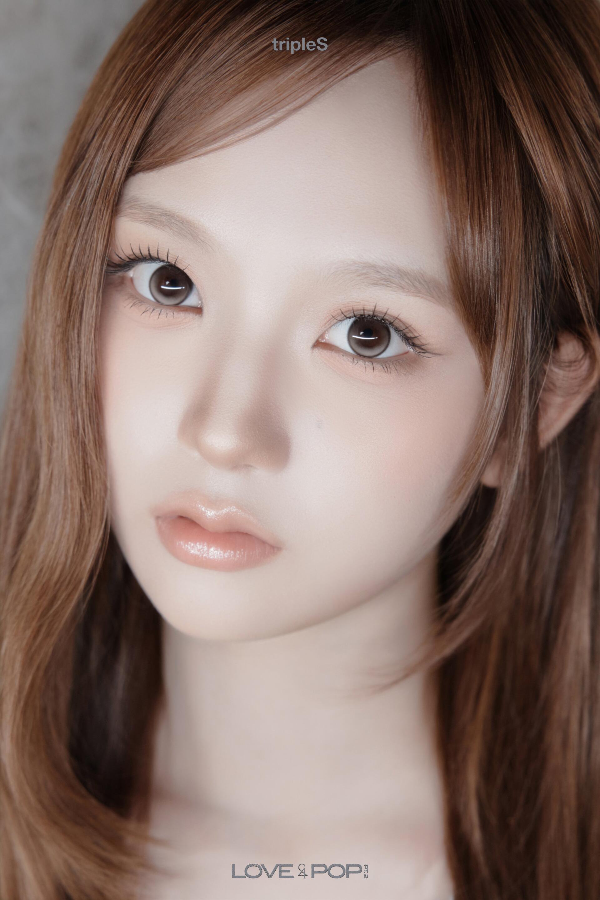 SeoAh of tripleS in a close-up portrait, featured on an Andless phone wallpaper.