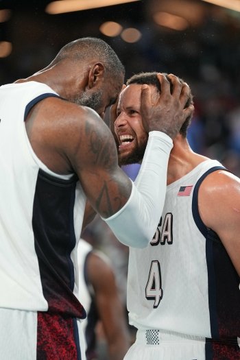 Basketball-themed phone wallpaper featuring iconic players LeBron James and Stephen Curry, representing the excitement of sports in the USA.