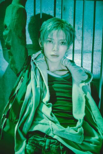 ATEEZ Yeosang portrait in green lighting, Golden Hour phone wallpaper