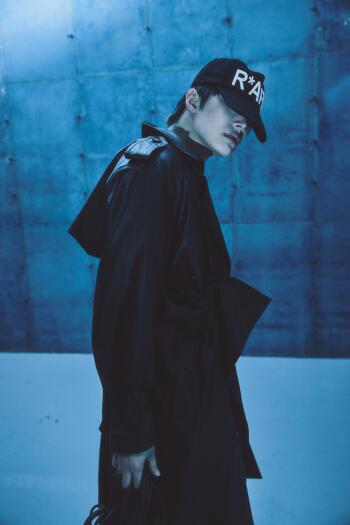 ATEEZ Mingi in a black cap and fashion outfit against a blue backdrop, Golden Hour iPhone wallpaper
