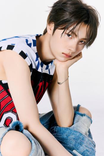TWS Youngjae fashion portrait in a patterned sleeveless top and jeans, phone wallpaper