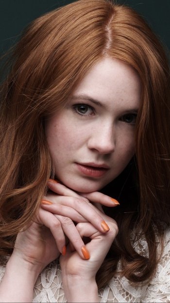 Scottish actress Celebrity Karen Gillan Phone Wallpaper