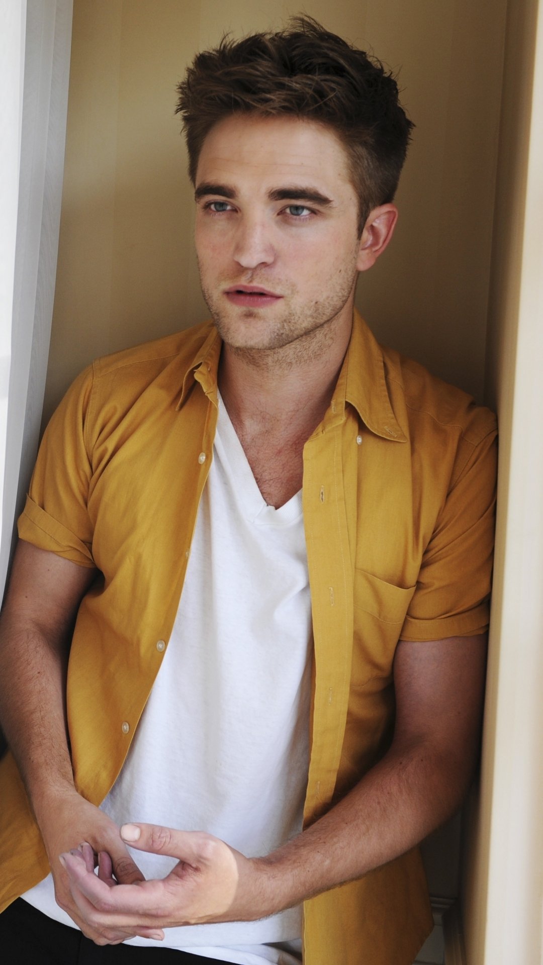 Download Celebrity Robert Pattinson Phone Wallpaper