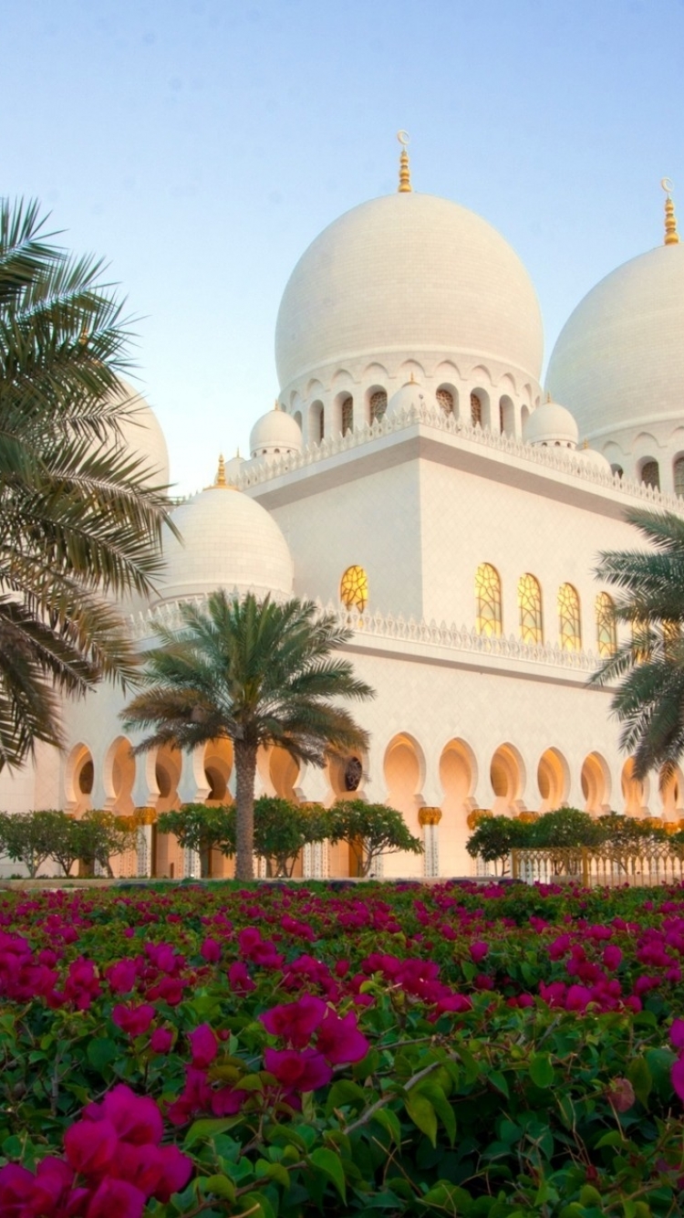 White Domes of Sheikh Zayed Grand Mosque in Abu Dhabi · Free Stock Photo