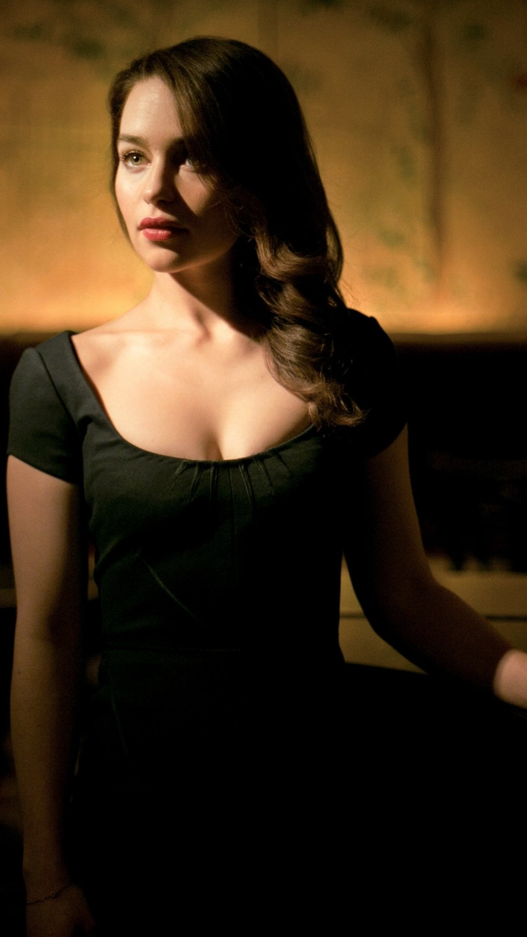 Download Long Hair Celebrity Emilia Clarke Phone Wallpaper