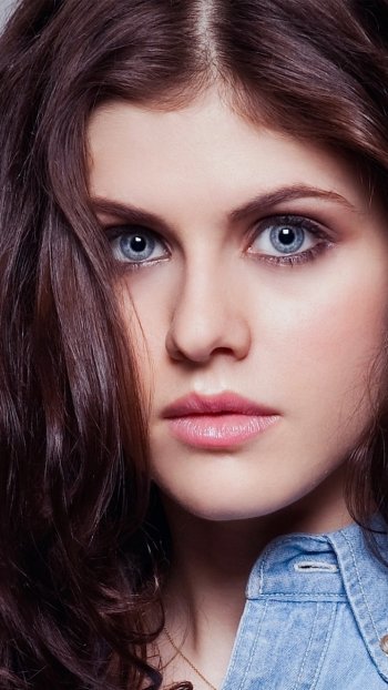 Celebrity Alexandra Daddario Phone Wallpaper