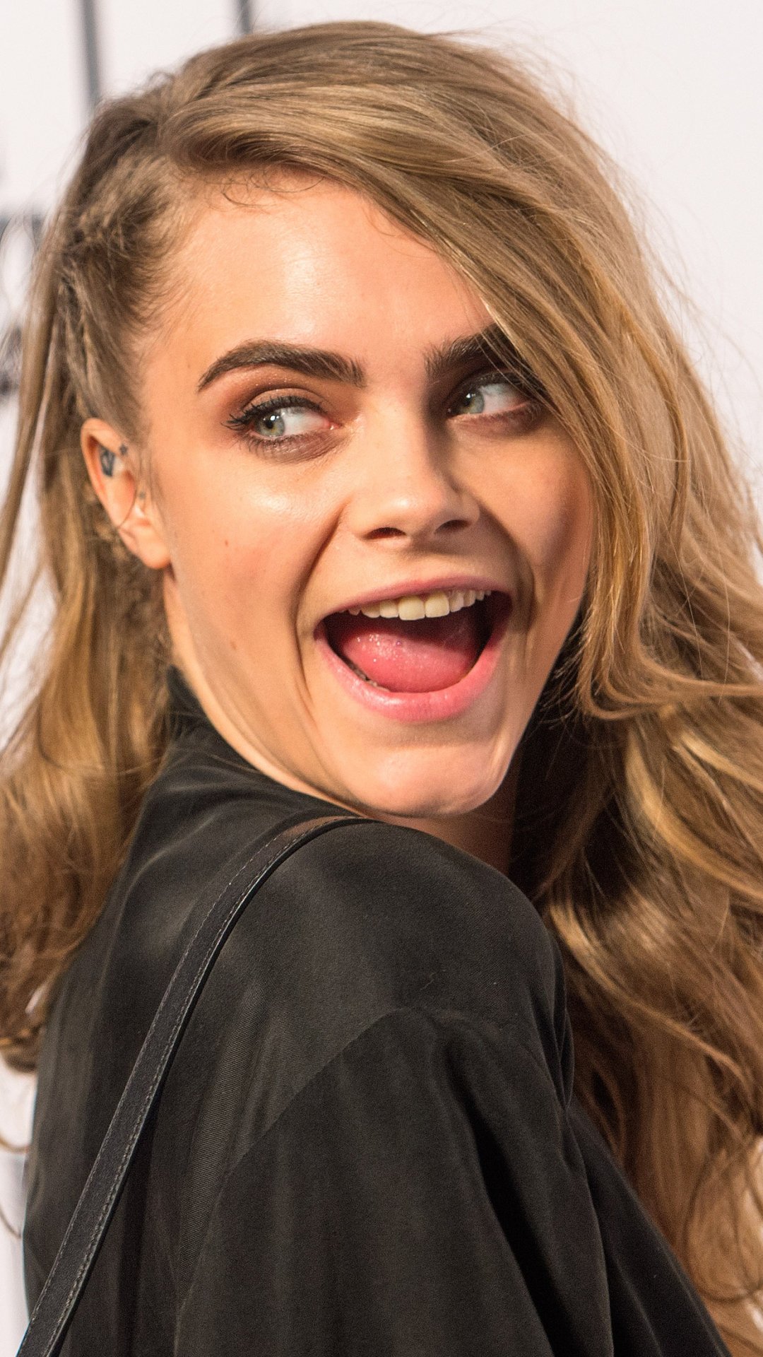 Download English Model Celebrity Cara Delevingne Phone Wallpaper