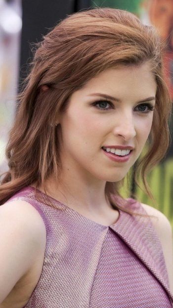 Celebrity Anna Kendrick Phone Wallpaper