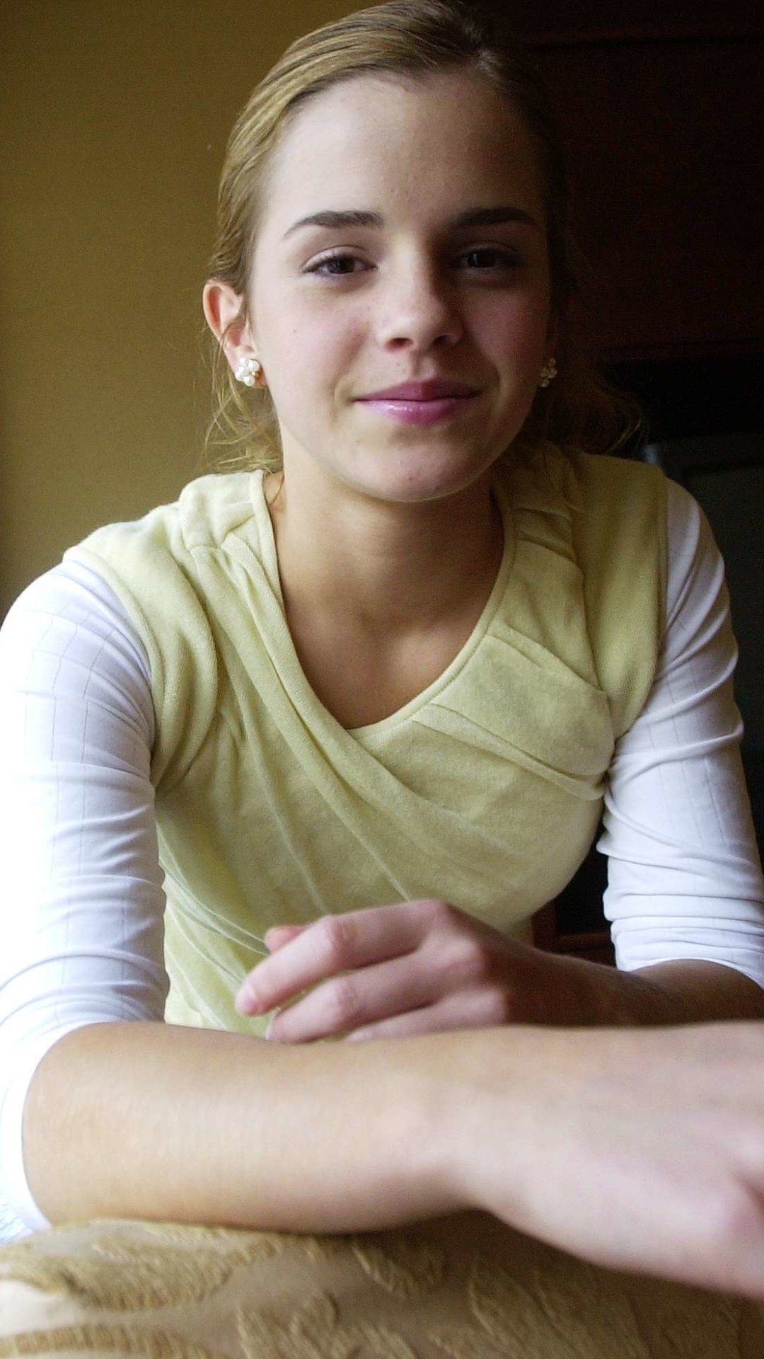 Download Celebrity Emma Watson Phone Wallpaper