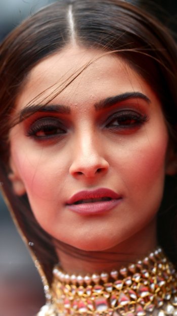 face actress Indian Celebrity Sonam Kapoor Phone Wallpaper