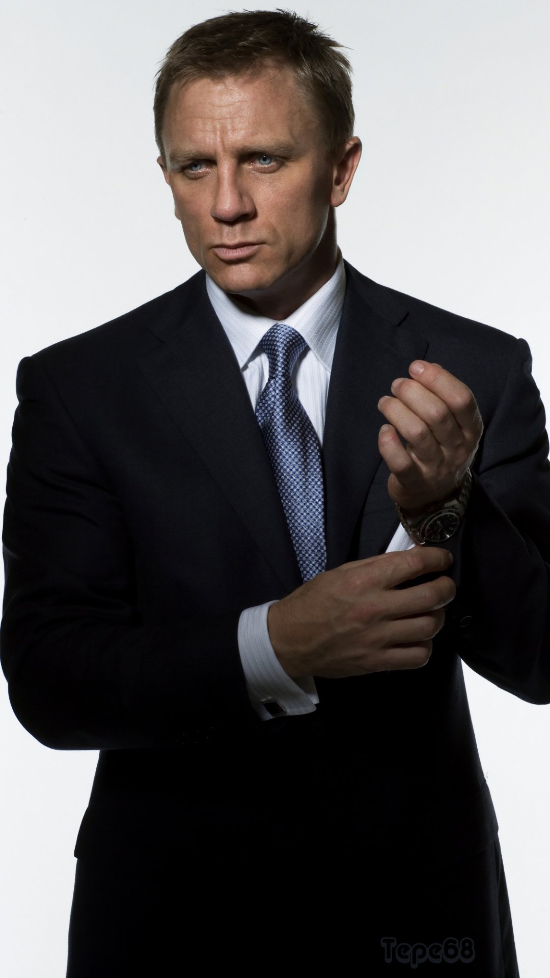 Download English Actor Celebrity Daniel Craig Phone Wallpaper
