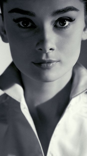 American Black & White face actress Celebrity Audrey Hepburn Phone Wallpaper