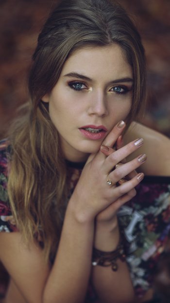 blur brunette blue eyes woman model Phone Wallpaper