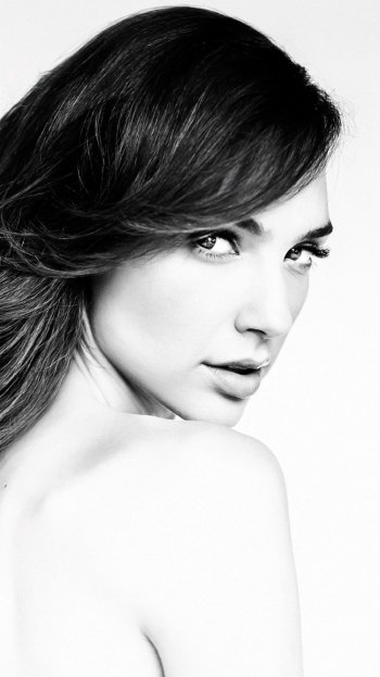 Black & White Israeli actress Celebrity Gal Gadot Phone Wallpaper