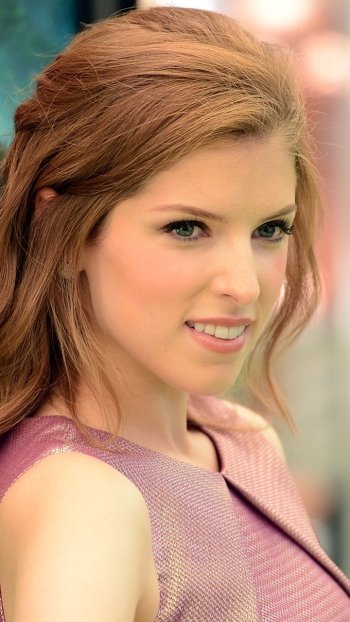 Celebrity Anna Kendrick Phone Wallpaper