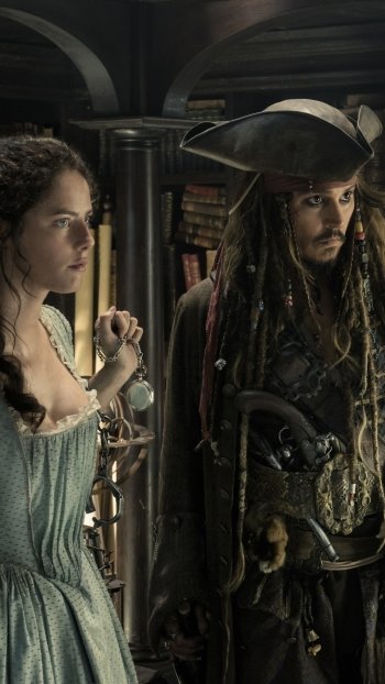 Carina Smyth Kaya Scodelario Johnny Depp Jack Sparrow movie Pirates Of The Caribbean: Dead Men Tell No Tales Phone Wallpaper
