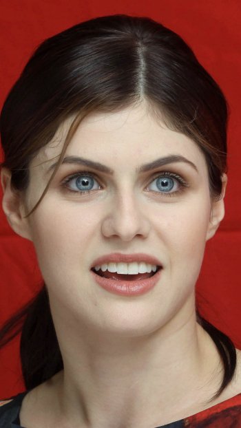 Celebrity Alexandra Daddario Phone Wallpaper