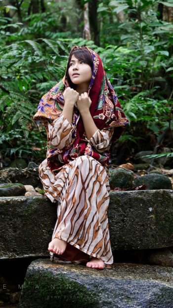 stream outdoor woman asian Phone Wallpaper