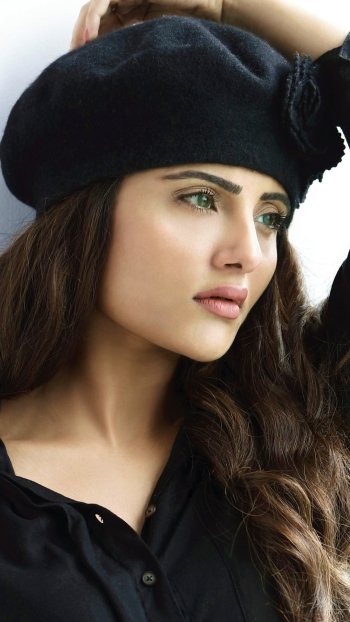  Indian Actress Aqsa Bhatt