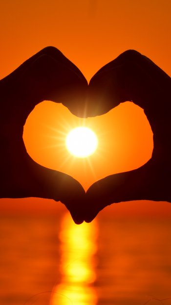 Romantic sun hand heart-shaped photography love Phone Wallpaper