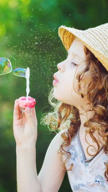 bokeh bubble hat brunette little girl photography child Phone Wallpaper