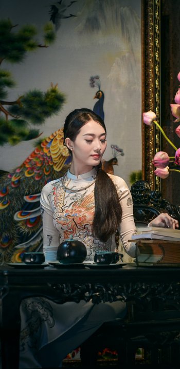 necklace painting Vietnamese Ao Dai woman asian Phone Wallpaper