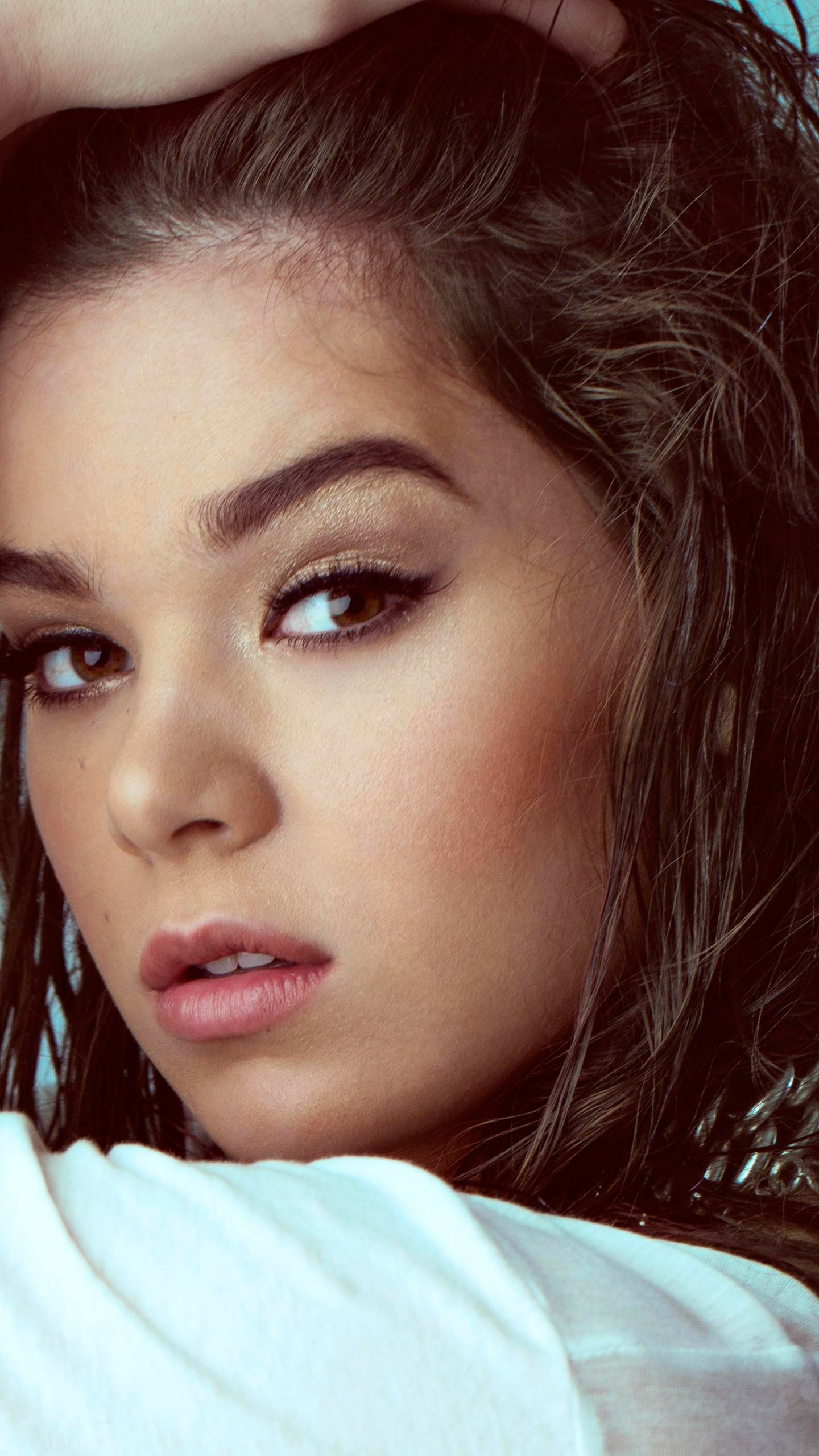Download Close-up Face Brown Eyes Brunette Singer Actress Celebrity Hailee Steinfeld Phone Wallpaper