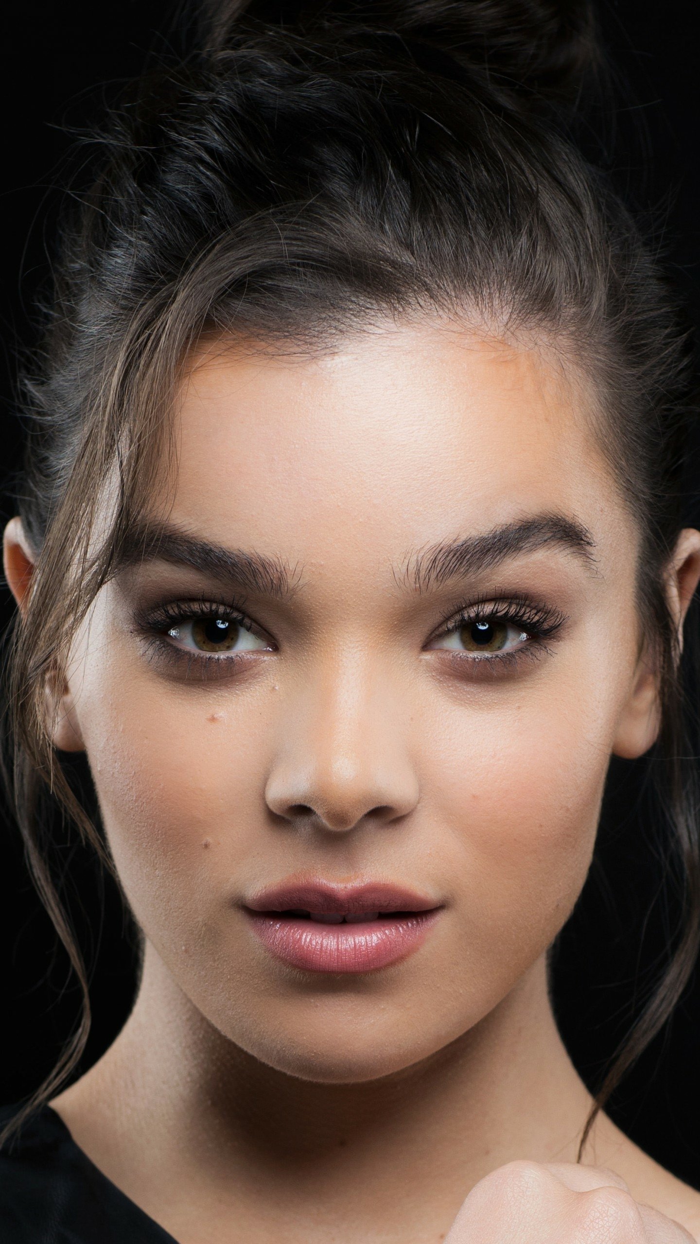 Download Smile Brown Eyes Brunette Singer Actress Celebrity Hailee Steinfeld Phone Wallpaper