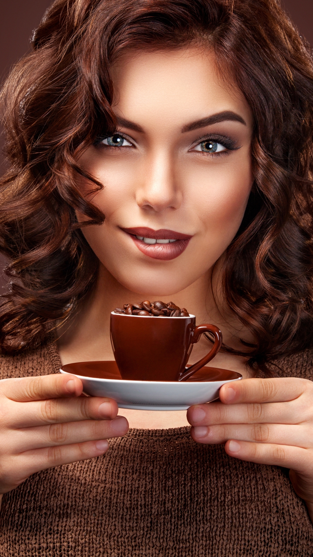 Фото девушек с кофе. Девушка пьет кофе. Девушка с чашечкой кофе. Девушка в шоколаде. Красивая девушка с шоколадом.