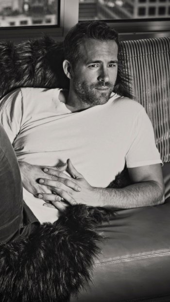 Black & White actor Canadian Celebrity Ryan Reynolds Phone Wallpaper