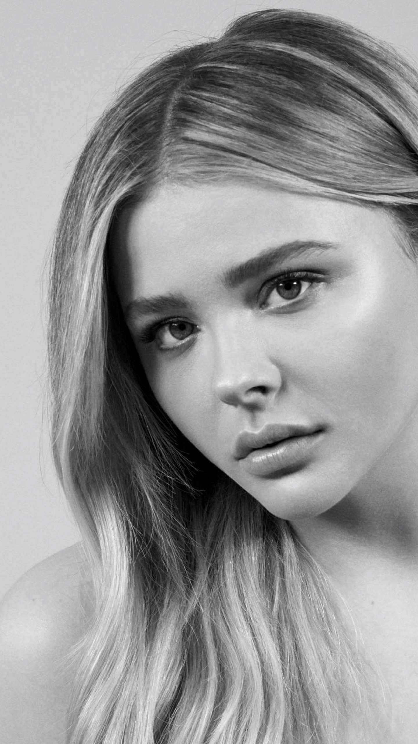 Download Black & White Monochrome Close-up Face Long Hair Actress Celebrity Chloë Grace Moretz Phone Wallpaper