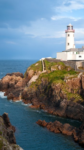 building horizon ocean man made lighthouse Phone Wallpaper