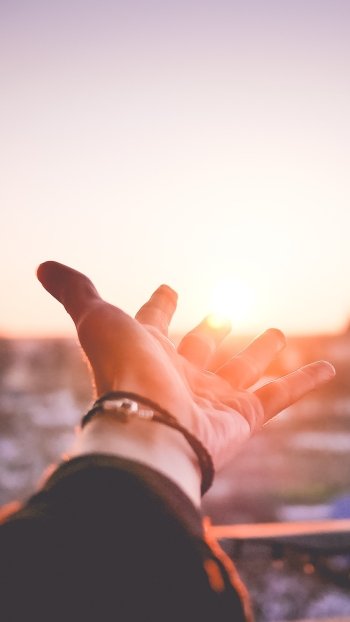 depth of field photography hand Phone Wallpaper