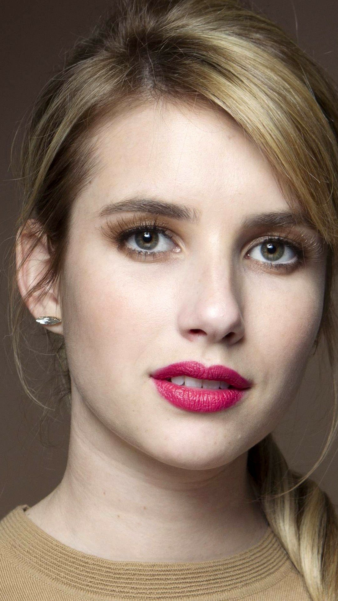 Download Celebrity Emma Roberts Phone Wallpaper
