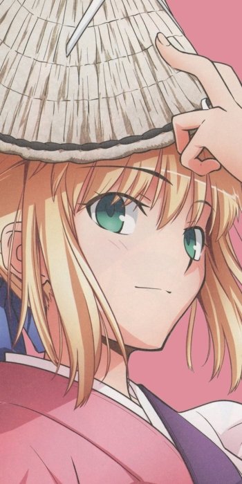 Anime phone wallpaper: Saber (Fate/Stay Night) close-up with short blonde hair and green eyes, tipping a straw hat while wearing a pink kimono against a soft pink background.