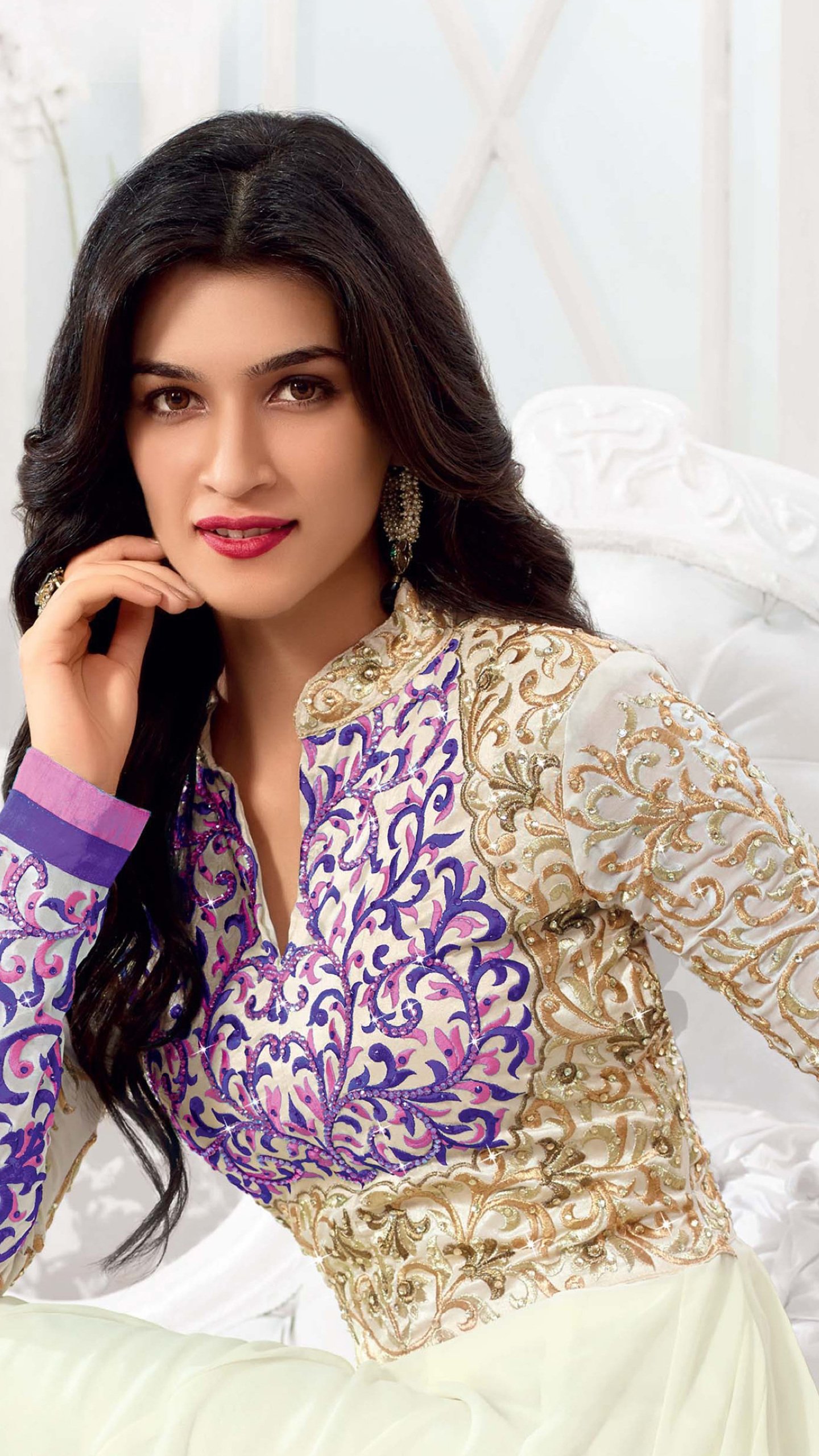 Download Celebrity Kriti Sanon Phone Wallpaper