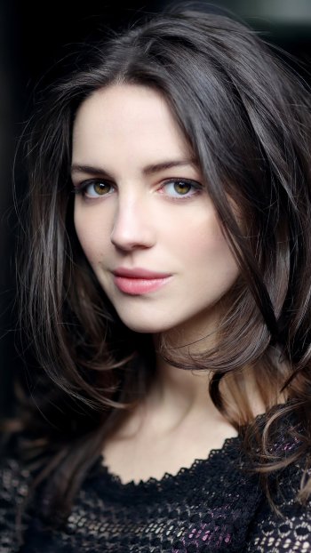 Celebrity Ella Hunt Phone Wallpaper