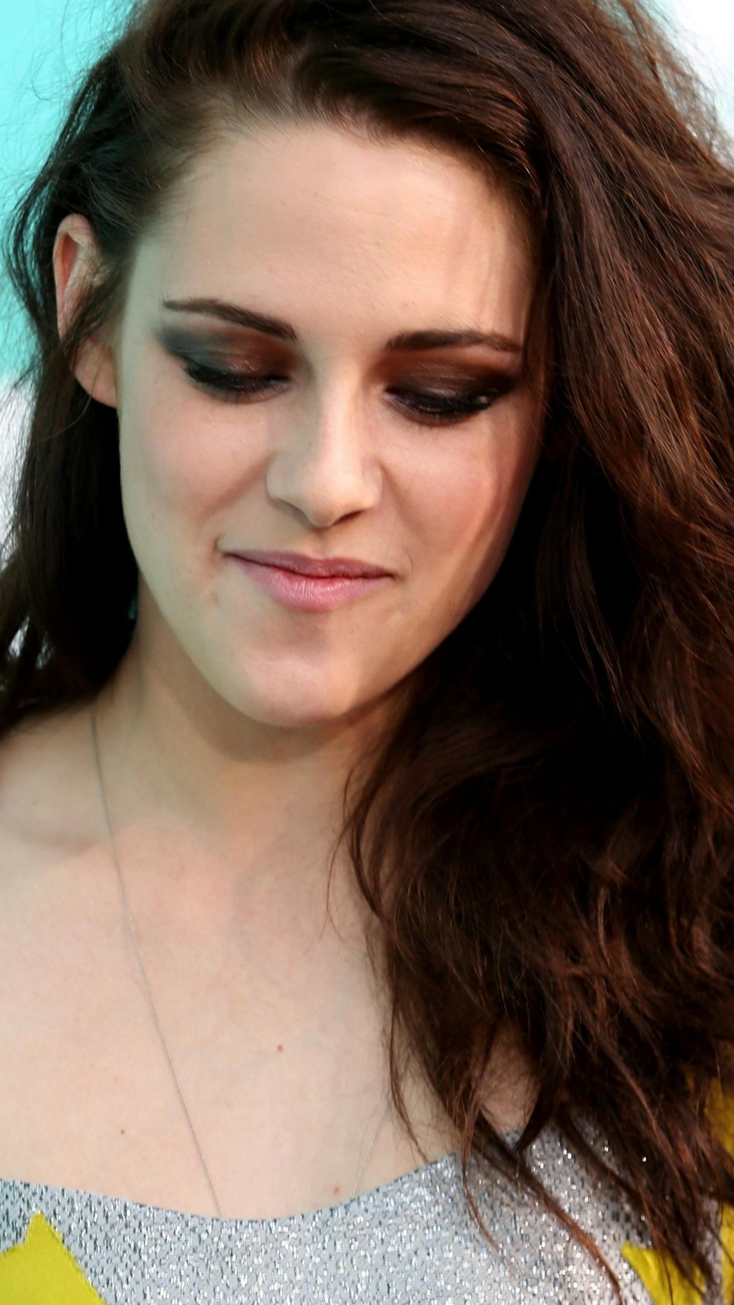 Download Brunette American Actress Celebrity Kristen Stewart Phone Wallpaper
