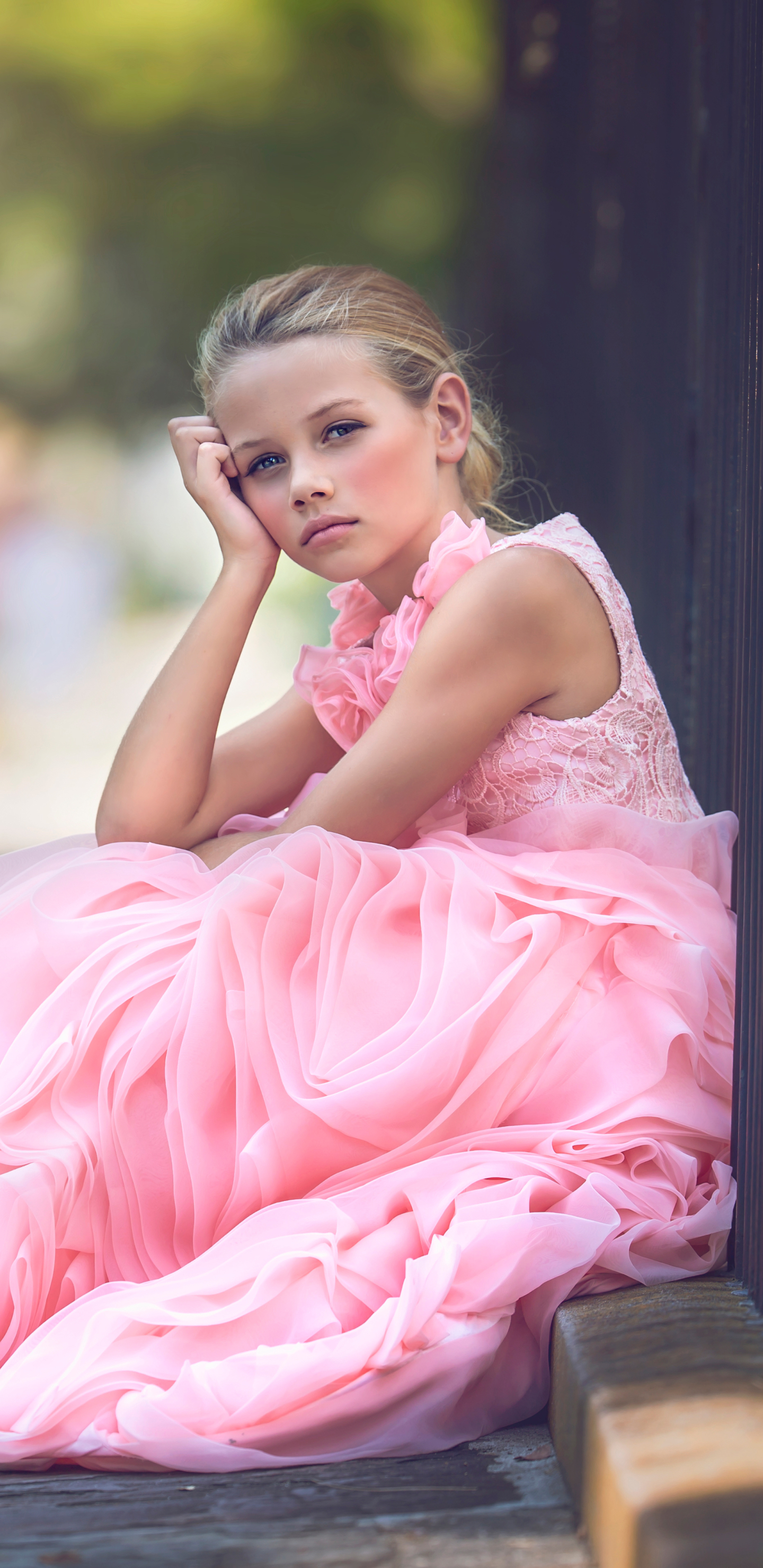 Девочка где то розовая. Совушка в арбузовом платье. Девушка в розовом платье. Розовое платье для девочки.