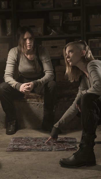 Natalie Dormer Jennifer Lawrence movie The Hunger Games: Mockingjay - Part 2 Phone Wallpaper