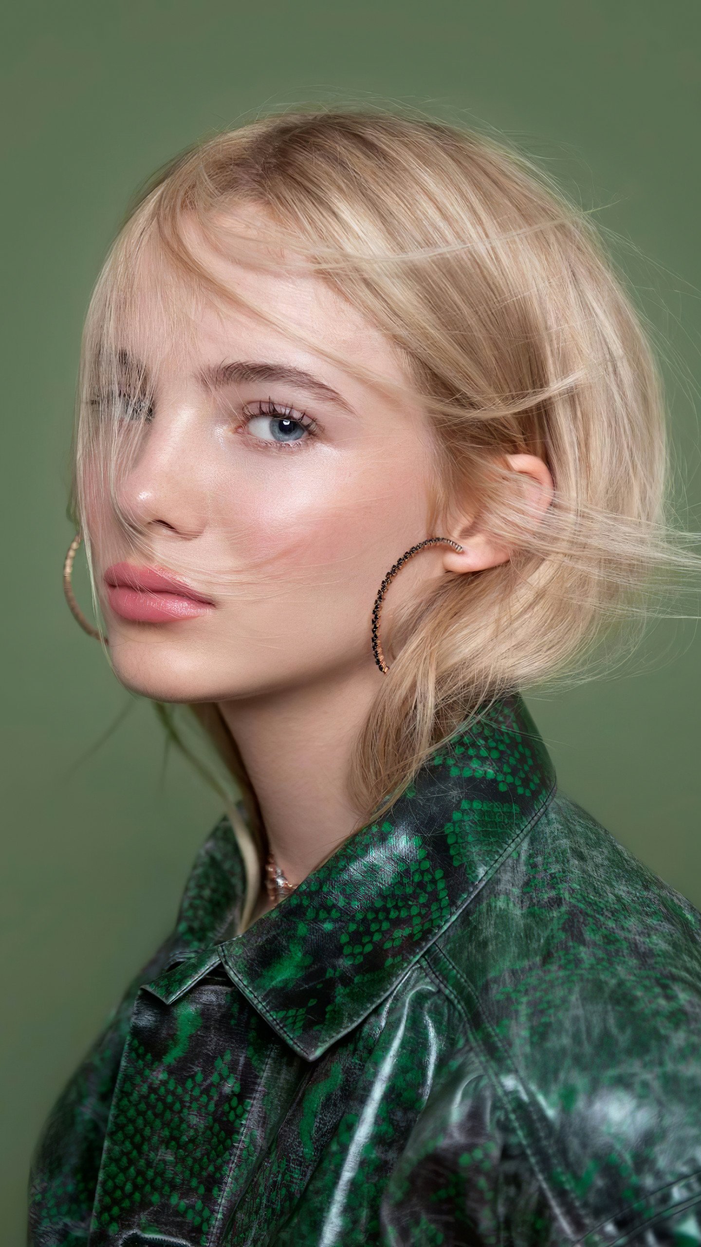 Download Celebrity Freya Allan Phone Wallpaper