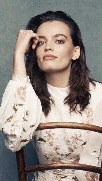 Celebrity Emma Mackey Phone Wallpaper