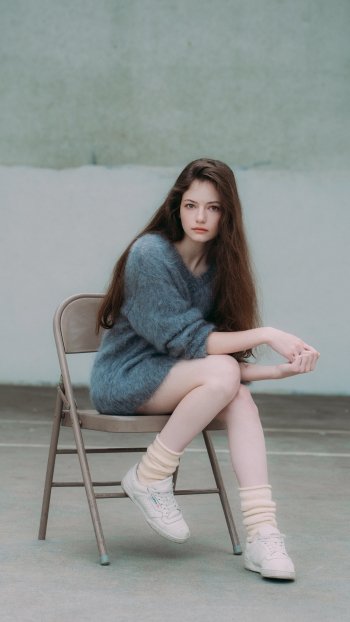 Celebrity Mackenzie Foy Phone Wallpaper