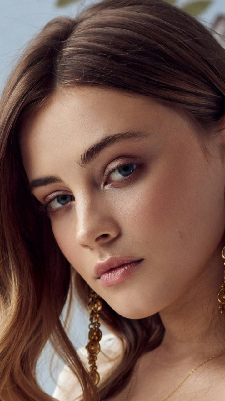 Download Blue Eyes Earrings Face Close-up Actress Australian Celebrity Josephine  Langford Phone Wallpaper - Mobile Abyss