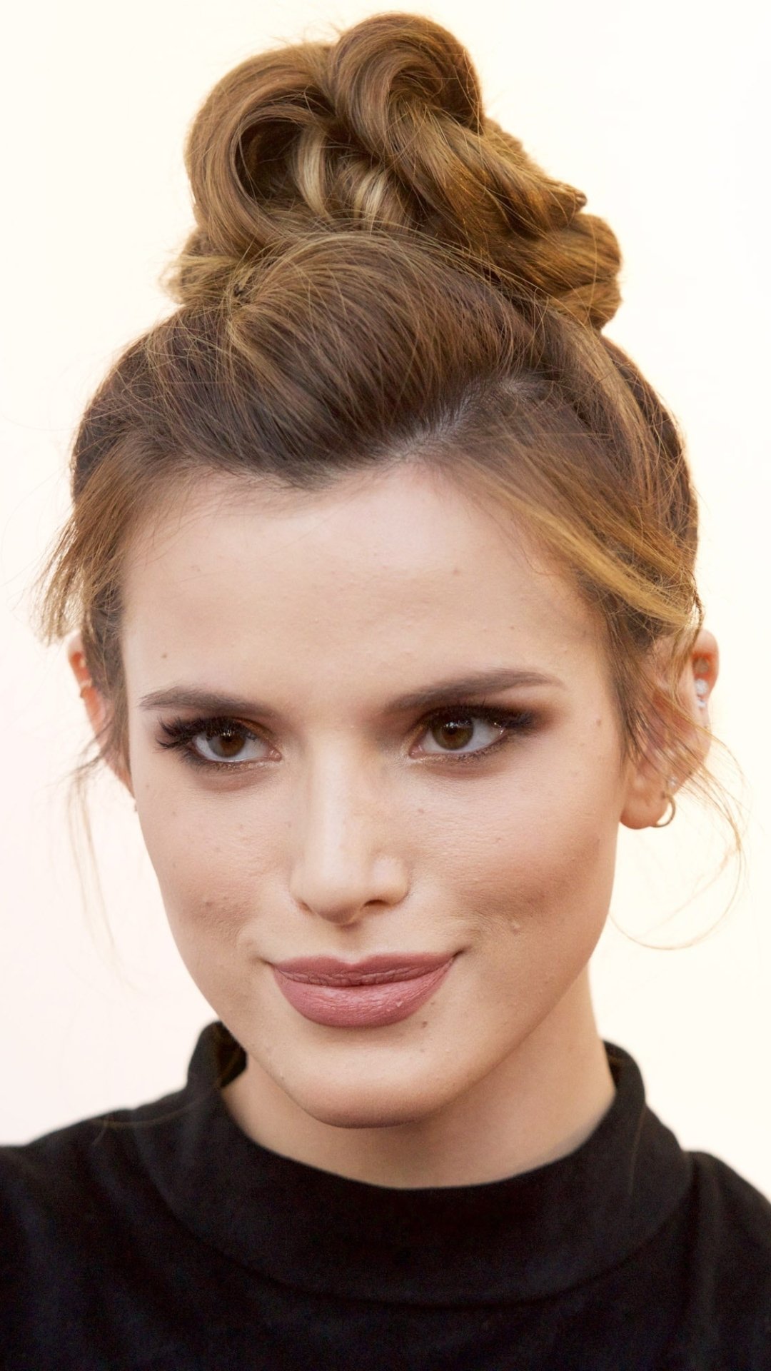 Download Brown Eyes Close-up Hazel Eyes Redhead Face American Actress Celebrity Bella Thorne Phone Wallpaper